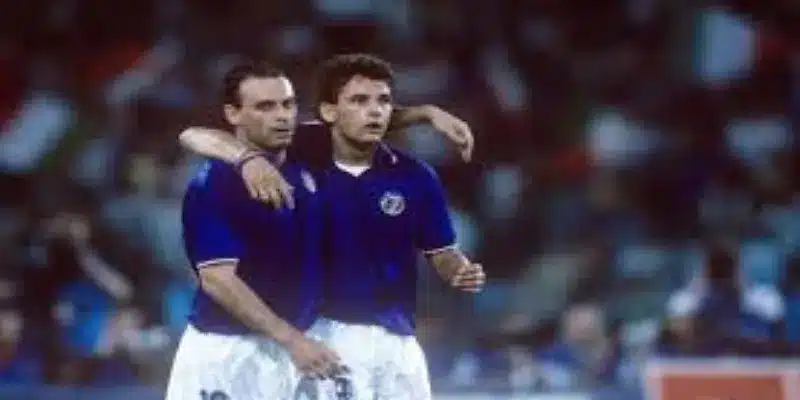 从偶像到兄弟：贝利与斯特林的足球情谊-爱游戏体育